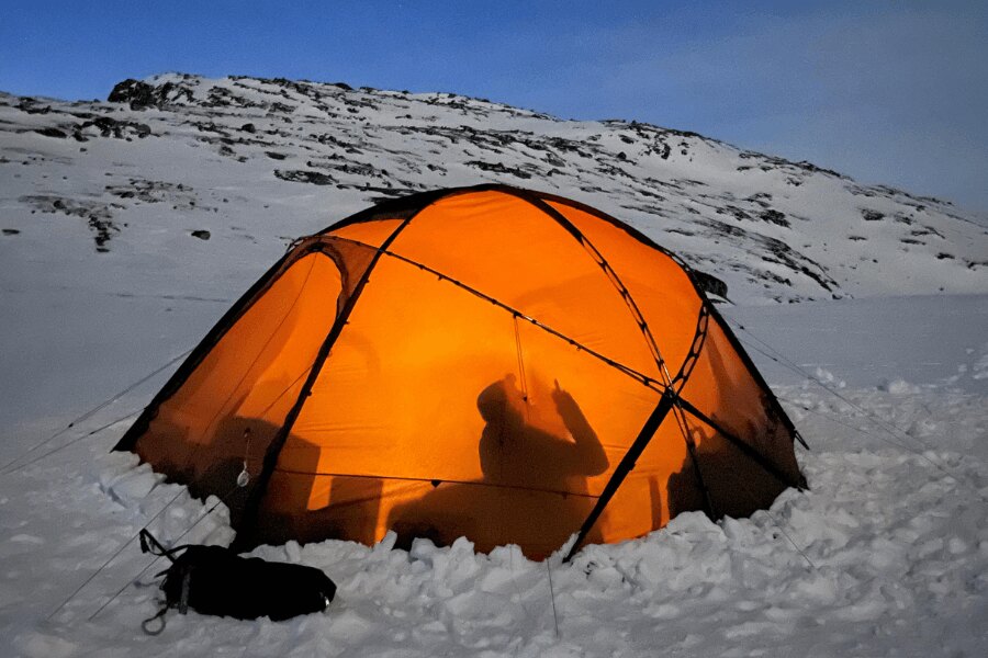 Oranžový stan ve sněhu. Zdroj: https://www.pexels.com/cs-cz/foto/ryma-studeny-snih-hory-20809686/