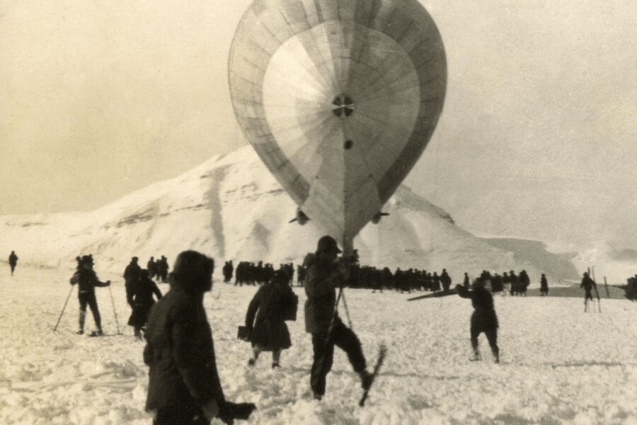 Vzducholoď Italia na Špicberkách. Zdroj: https://commons.wikimedia.org/wiki/File:Het_Italiaanse_luchtschip_Italia_in_Kingsbay_op_Spitsbergen_voor_zijn_fatale_vlucht_over_de,_SFA003000962.jpg