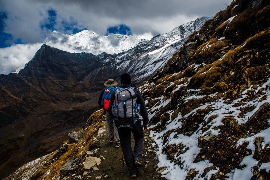 Trekking v horách. Zdroj: https://www.pexels.com/cs-cz/foto/snih-krajina-hory-priroda-914128/