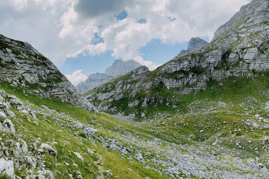 Pohoří Prokletije, Albánie. Zdroj: https://commons.wikimedia.org/wiki/File:The_Accursed_Mountains_03.jpg