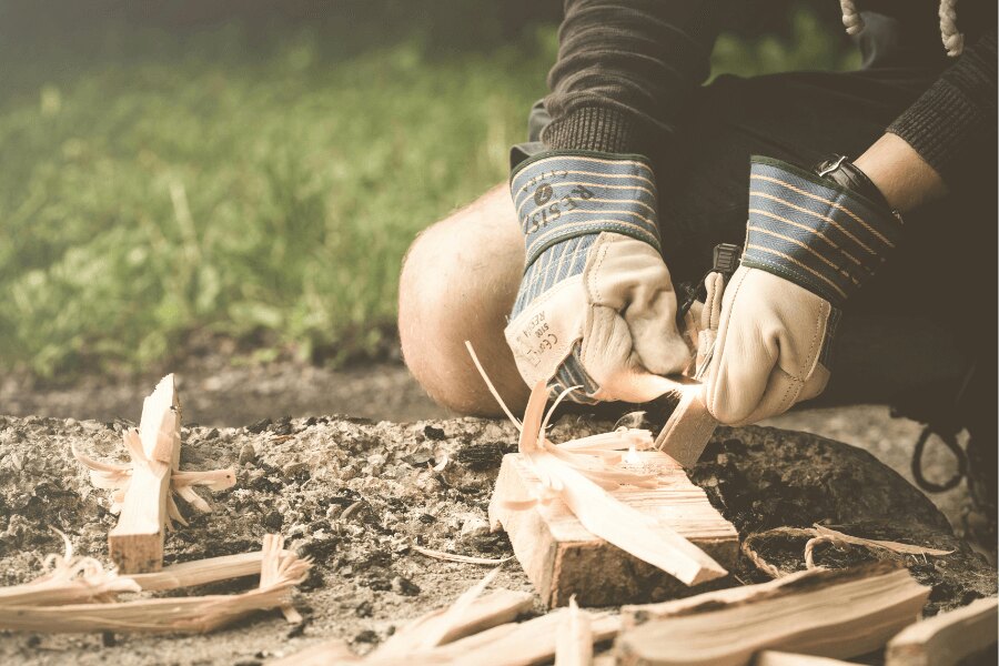 Rozdělávání ohně v rukavicích pomocí křeadla. Zdroj: https://www.pexels.com/cs-cz/foto/167708/