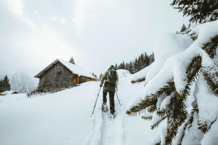 Muž jde do kopce na sněžnicích. Zdroj: https://www.pexels.com/cs-cz/foto/snih-priroda-osoba-zima-10799233/